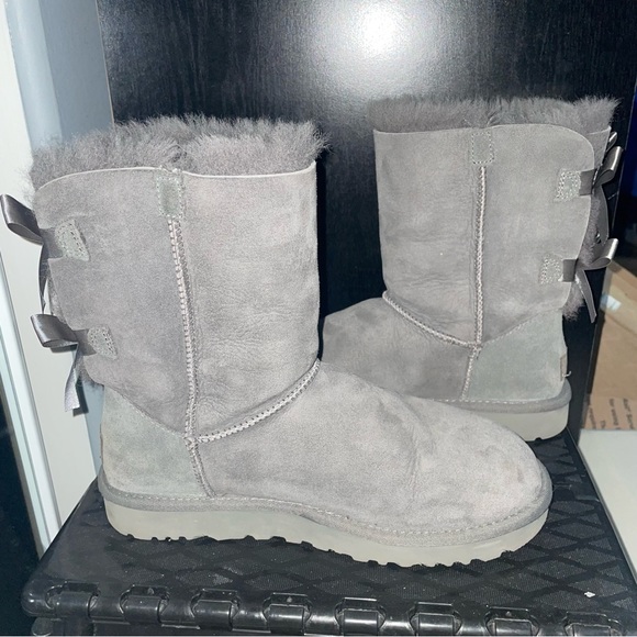 *SOLD* Ugg Bailey Bow Gray Boot Size 8 grey - Picture 3 of 8